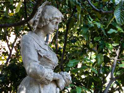 Rappresentano Renzo e Lucia � spiega la padrona di casa -. Negli anni 30 sono state poste qui da Lillo in onore di sua moglie�